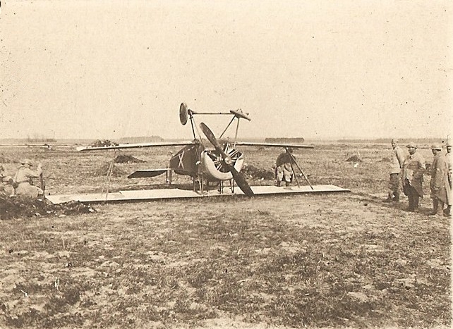 Bébé Nieuport avion de chasse français sur le dos - 9 avril 1916