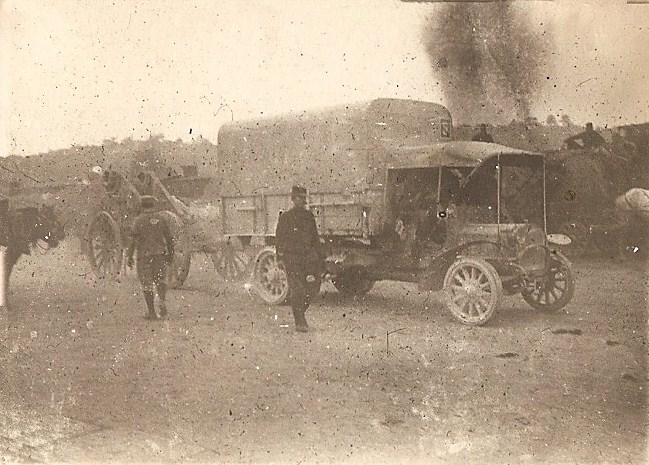 Camion Peugeot transportant du matériel