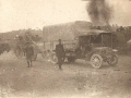 Camion Peugeot transportant du matériel