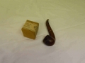Pipe, aussi appelée bouffarde, et paquet de tabac Scaferlati