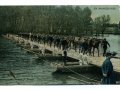 Q008	En manœuvres Passage d’un régiment de cuirassiers sur un pont de bateaux